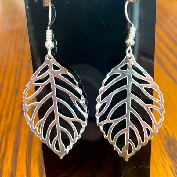 a pair of  silver tone  leaf earrings - Picture 4 of 4